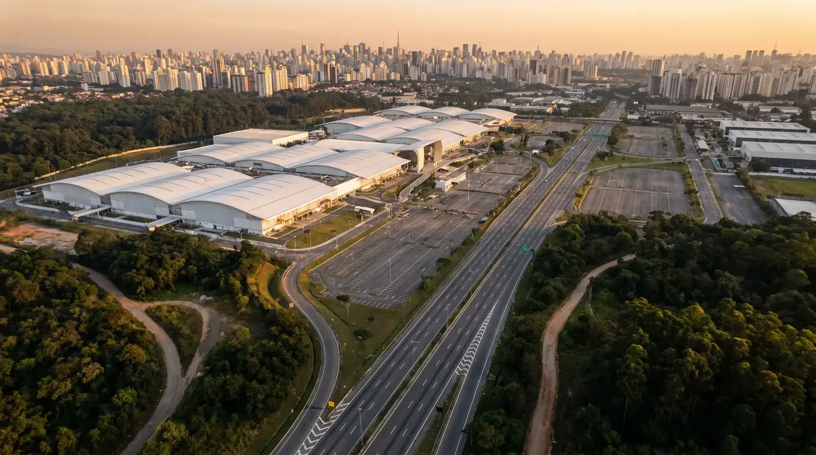 Aerial view of São Paulo Expo on Rodovia dos Imigrantes with inset of the 12 km axis to Itaim/Vila Olímpia